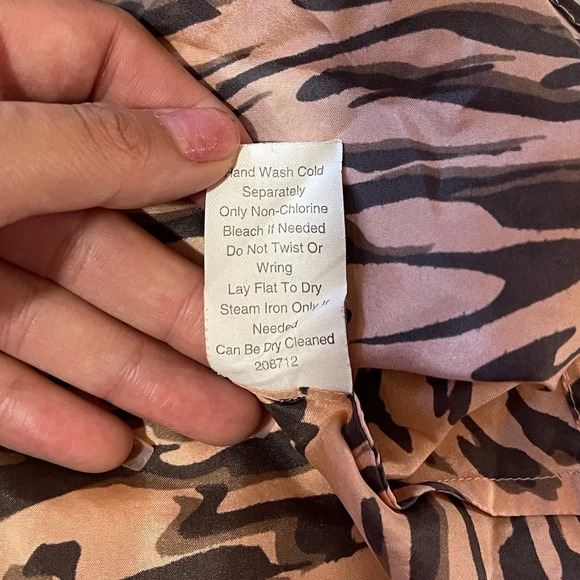 CAbi 100% Silk Pink Zebra Striped Ruffled Sleeveless Blouse Women’s Size XS - Picture 7 of 9